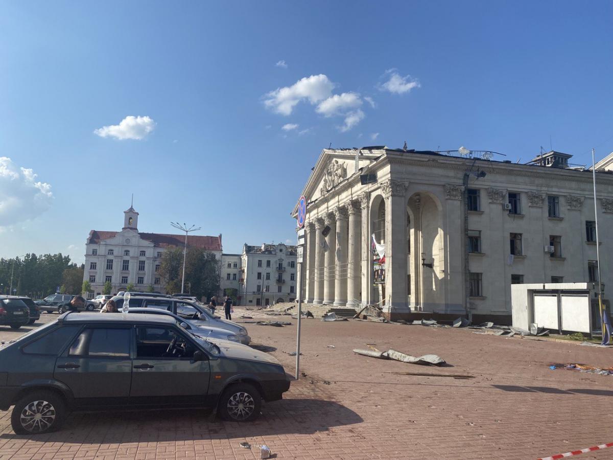 Вчора опівдні росіяни завдали ракетного удару по центру Чернігова / фото УНІАН, Ірина Синельник Вчора опівдні росіяни завдали ракетного удару по центру Чернігова / фото УНІАН, Ірина Синельник