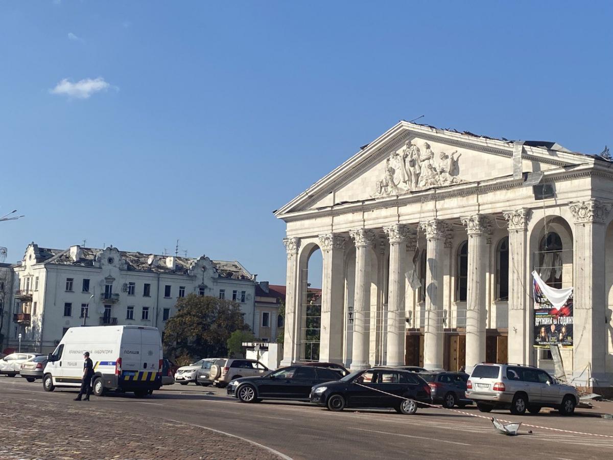 Росіяни завдали удар по самісінькому центру міста, де в той час перебувало багато людей з дітьми / фото Ірини Синельник