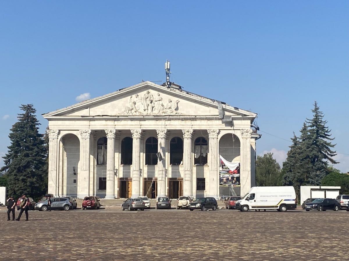 У драмтеатрі проходила виставка дронів "Люті пташки" / фото Ірини Синельник