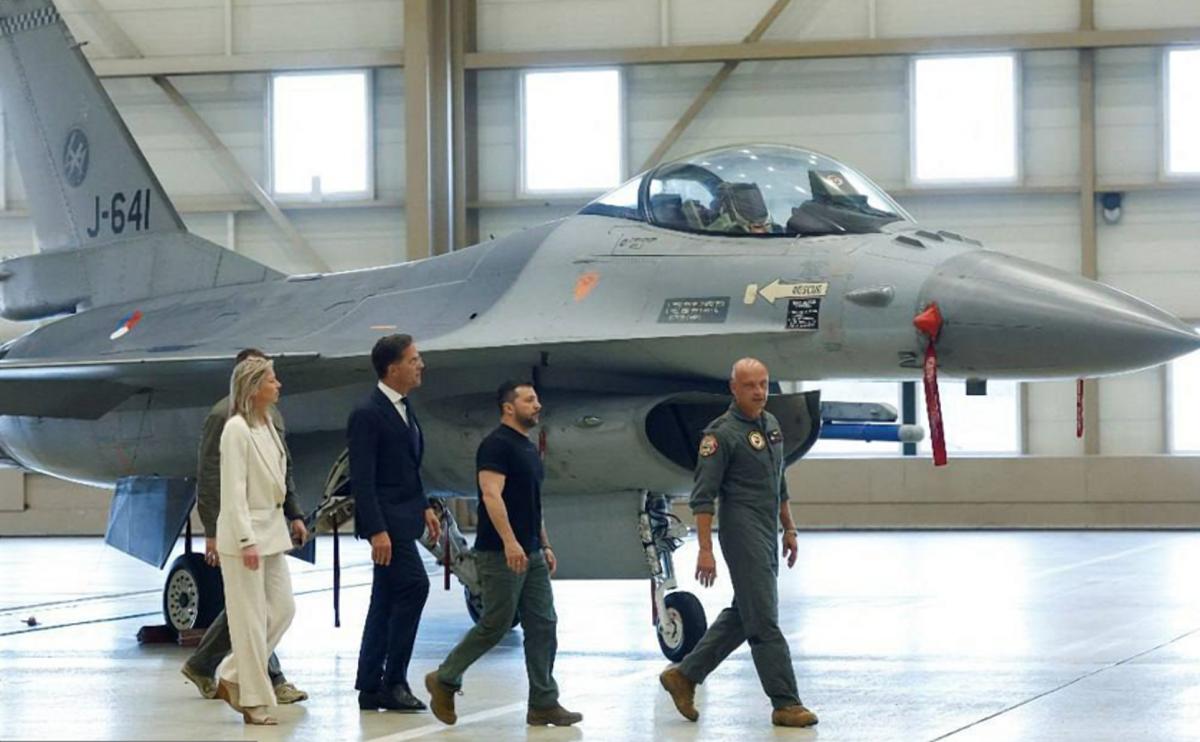 Зеленский в Нидерландах осмотрел самолеты F-16 на военной авиабазе Эйндховен / скриншот