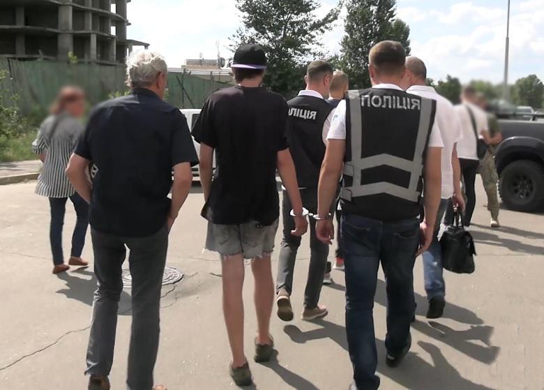 Чоловік підпалив 12 автівок військових / kyiv.npu.gov.ua Чоловік підпалив 12 автівок військових / kyiv.npu.gov.ua