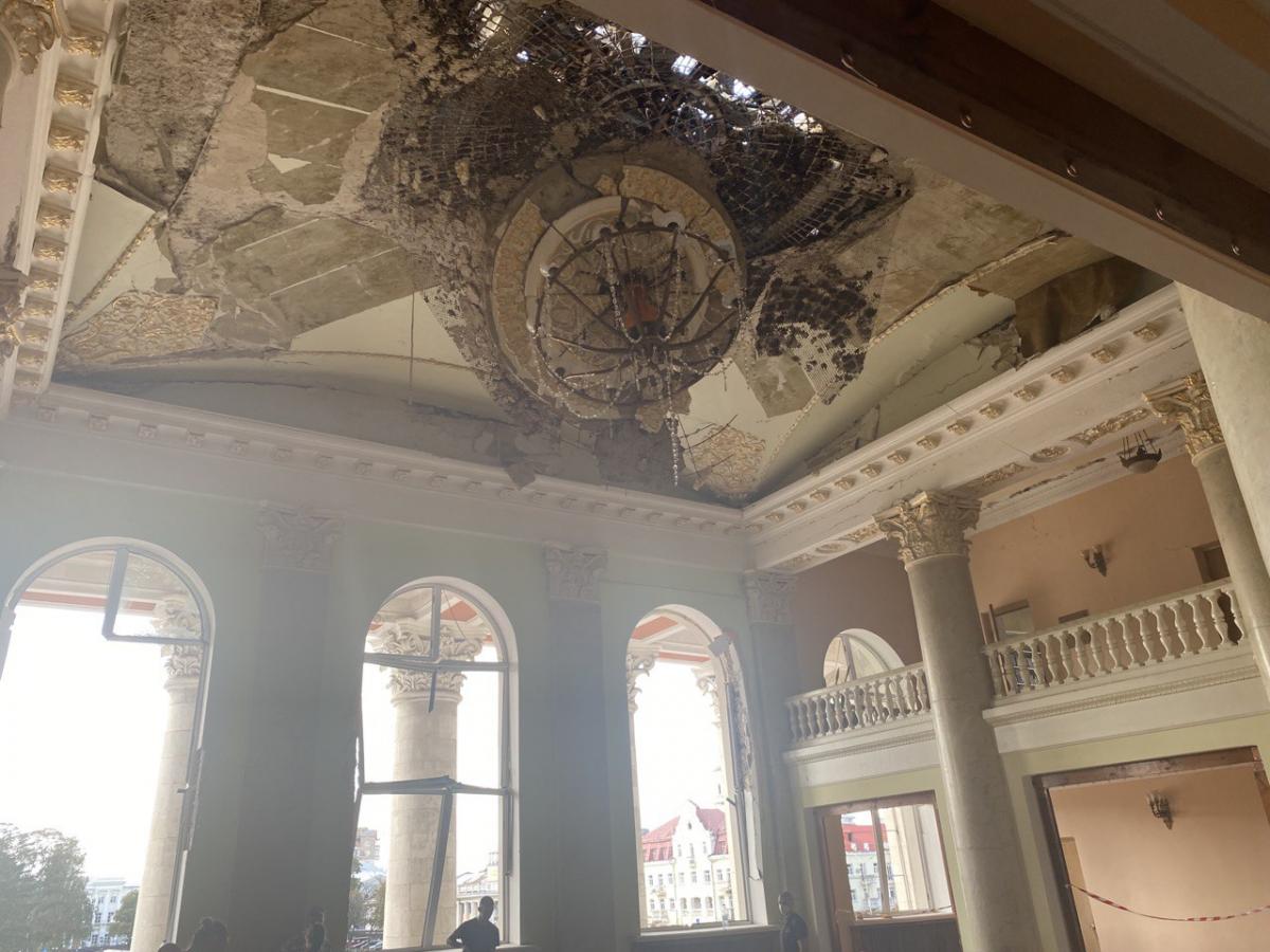 Візуально найбільше пошкоджений дах і другий поверх театру / фото Ірини Синельник Візуально найбільше пошкоджений дах і другий поверх театру / фото Ірини Синельник