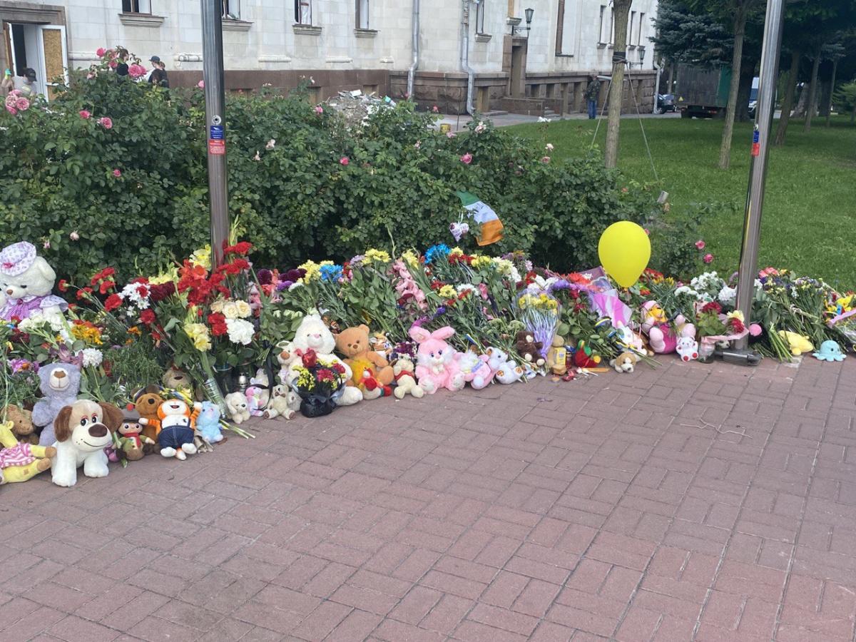 Люди продовжують нести до місця трагедії квіти та іграшки / фото Ірини Синельник