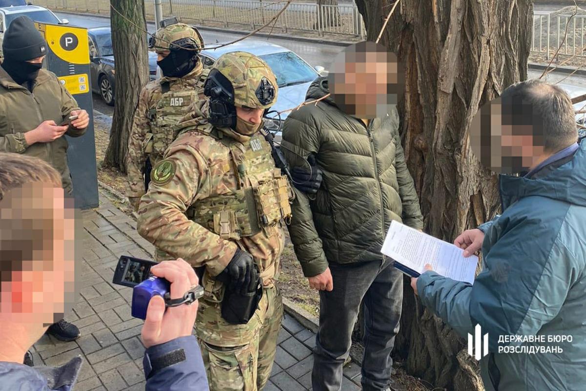 На Днепропетровщине руководство воинской части поймали на коррупции с "боевыми днями" ВСУ / фото пресс-службы Государственного бюро расследований На Днепропетровщине руководство воинской части поймали на коррупции с "боевыми днями" ВСУ / фото пресс-службы Государственного бюро расследований