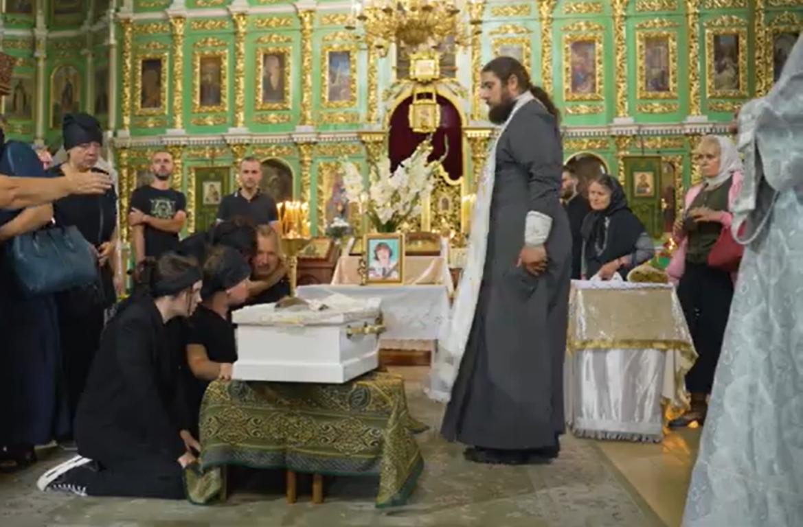 У Чернігові попрощалися із загиблою внаслідок ракетної атаки дитиною (відео) У Чернігові попрощалися із загиблою внаслідок ракетної атаки дитиною (відео)