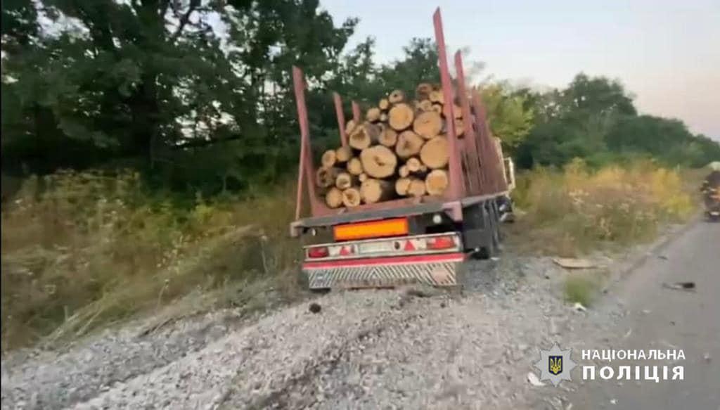 ВАЗ зіткненувя із вантажним автомобілем DAF / фото Нацполіція ВАЗ зіткненувя із вантажним автомобілем DAF / фото Нацполіція