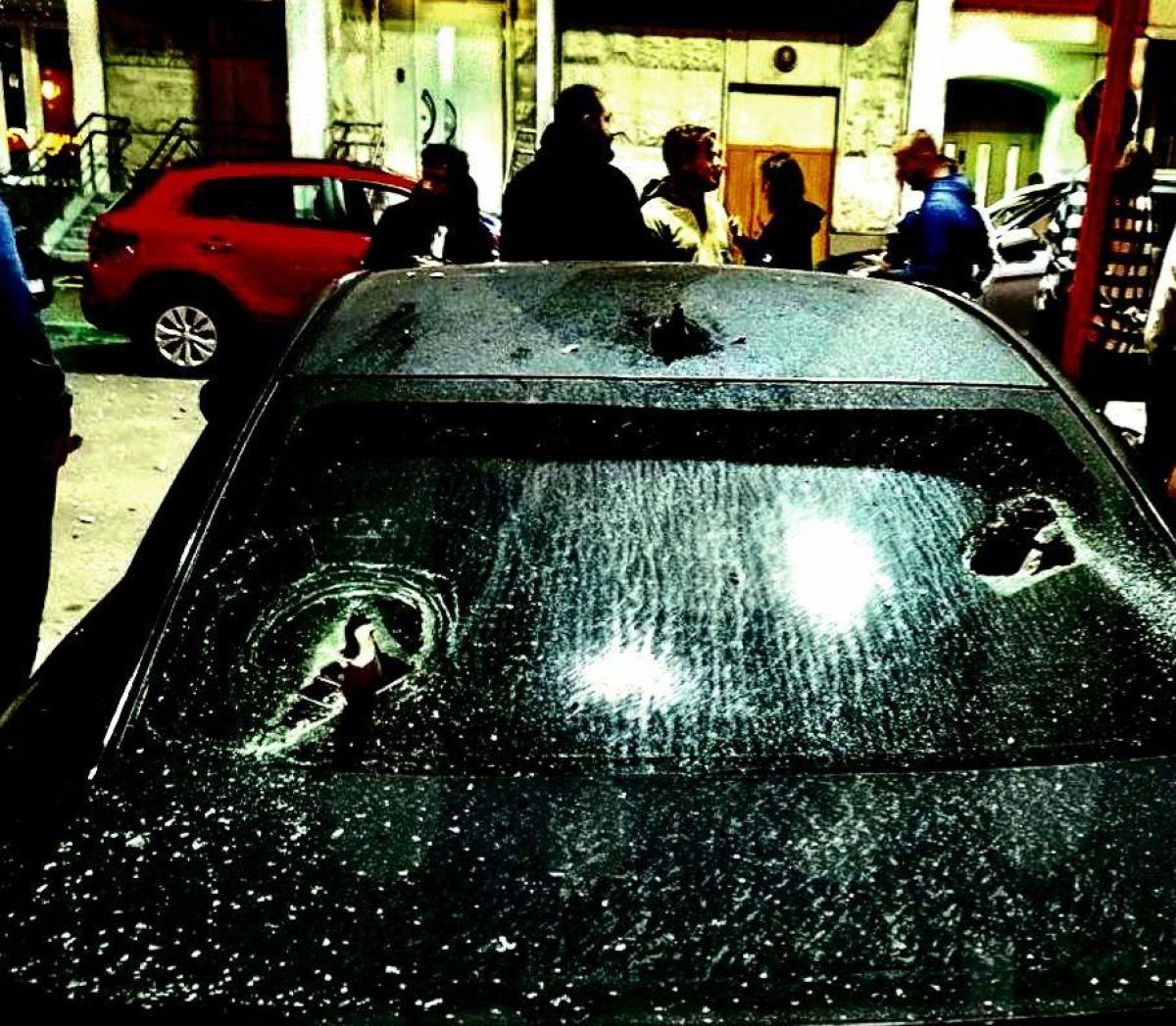 Уламками безпілотника розбиті більше 10 автомобілів / фото соцмережі