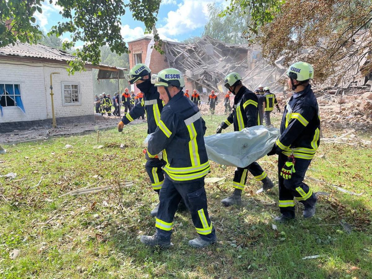 Окупанти знищили школу в Ромнах та вбили освітян / фото ДСНС