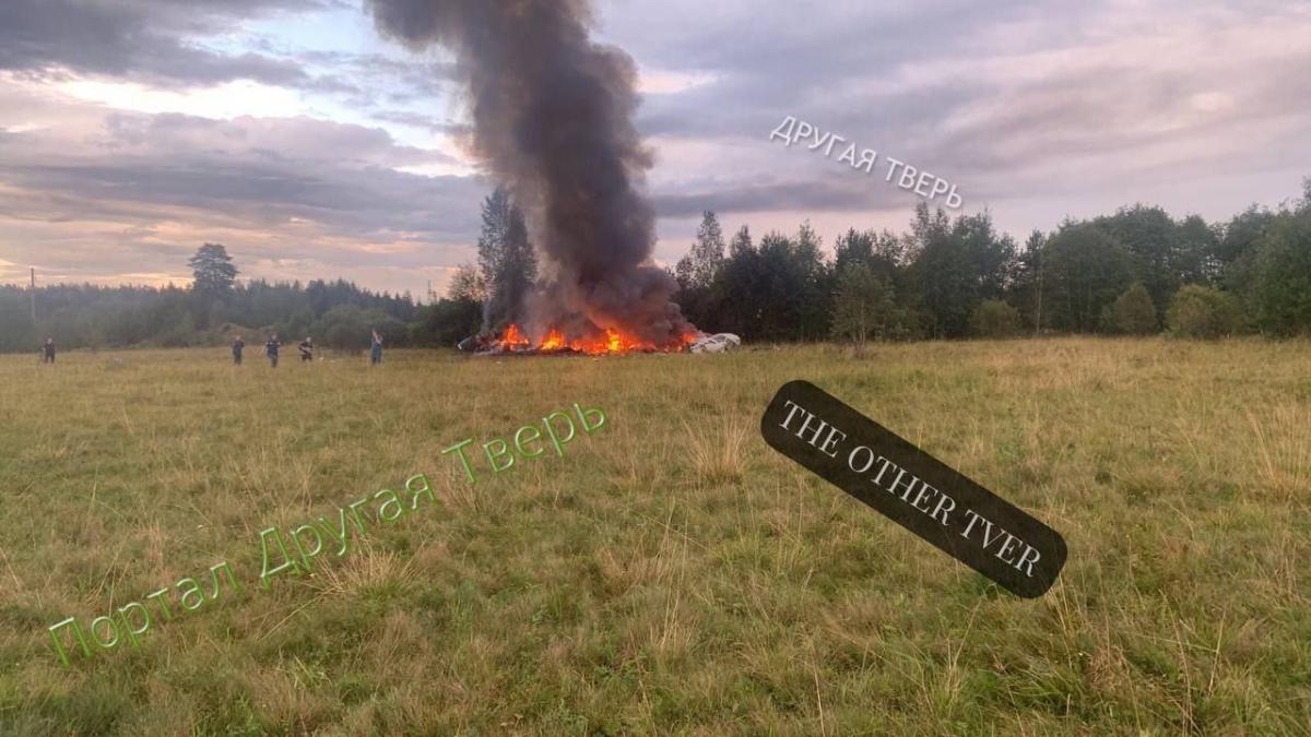 В Тверской области разбился самолет Евгения Пригожина / фото t.me/theothertver В Тверской области разбился самолет Евгения Пригожина / фото t.me/theothertver
