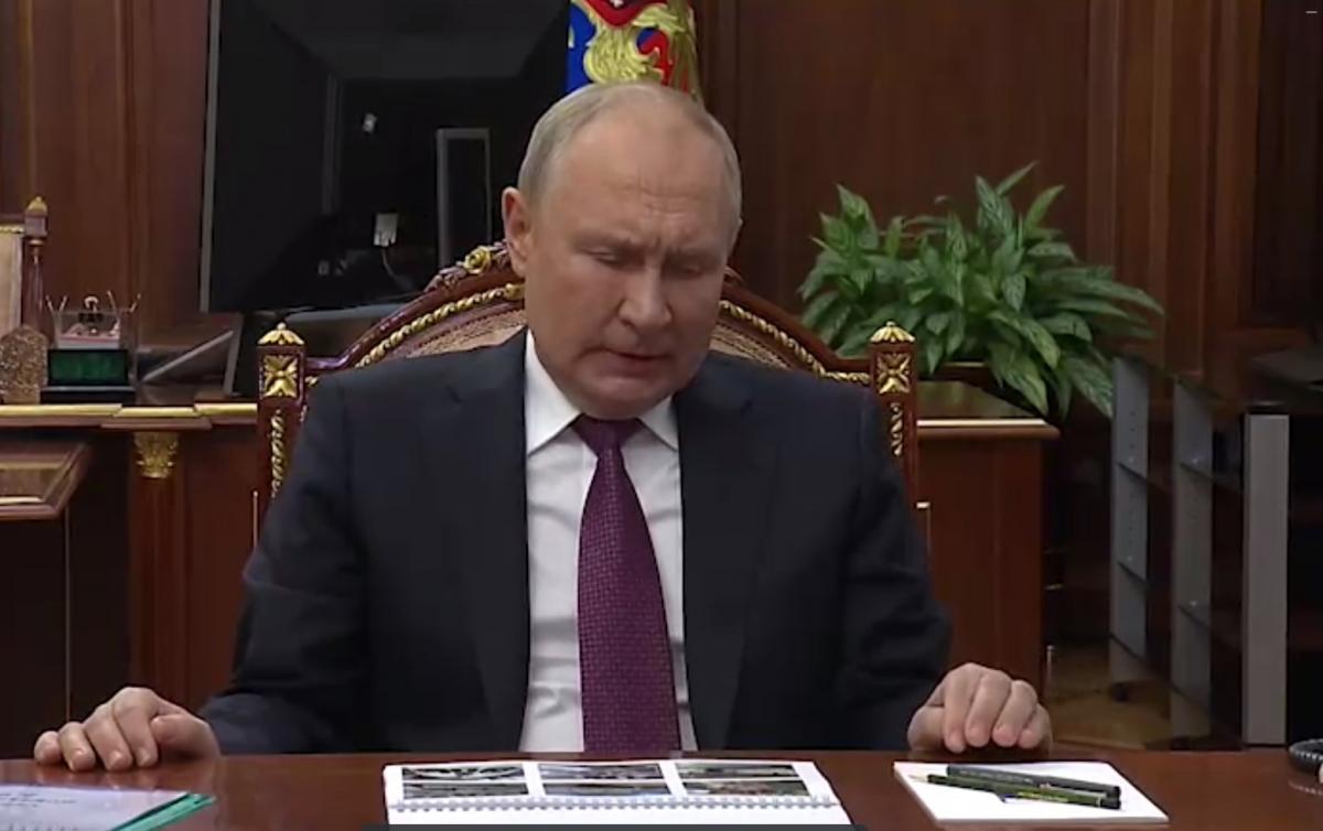 Путін постійно відчуває біль, який не може приховати / скріншот Путін постійно відчуває біль, який не може приховати / скріншот