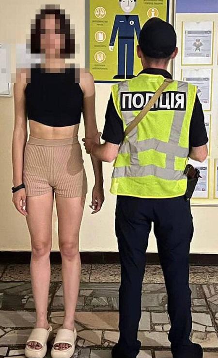 Поліція Києва затримала двох сестер за танці на могилах українських захисників (фото, відео) Поліція Києва затримала двох сестер за танці на могилах українських захисників (фото, відео)