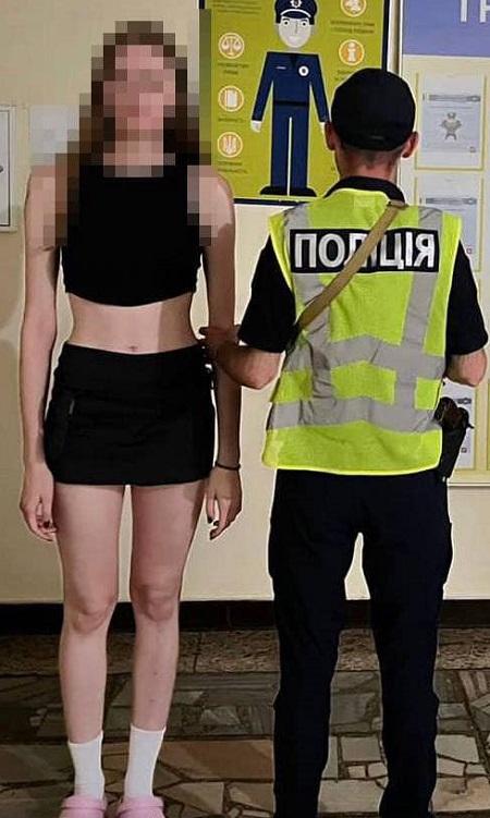 Поліція Києва затримала двох сестер за танці на могилах українських захисників (фото, відео) Поліція Києва затримала двох сестер за танці на могилах українських захисників (фото, відео)