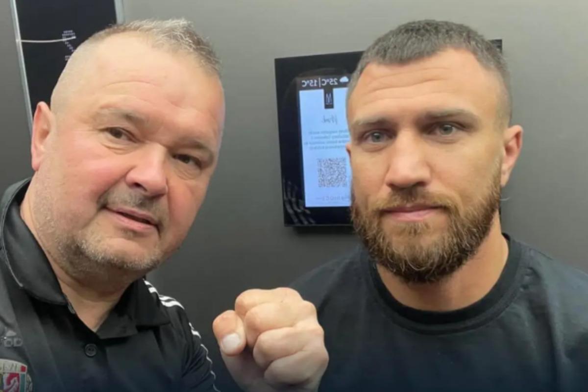 Ломаченко прибыл в Польшу поддержать Усика в бою с Дюбуа / фото соцсети журналиста Яцека Яника Ломаченко прибыл в Польшу поддержать Усика в бою с Дюбуа / фото соцсети журналиста Яцека Яника