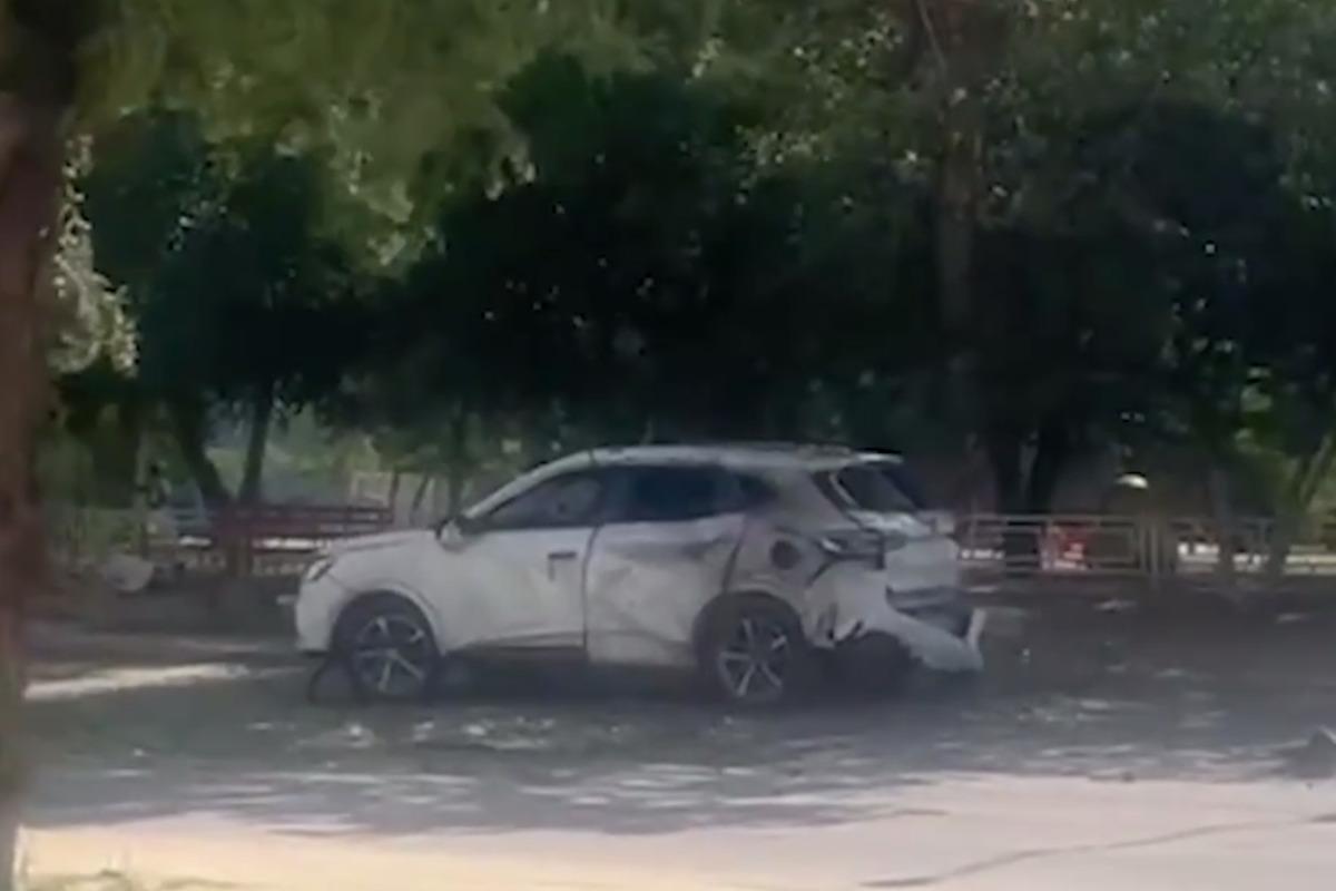 В Олешках авто воєнкора з позивним LeX атакував дрон / фото скріншот В Олешках авто воєнкора з позивним LeX атакував дрон / фото скріншот
