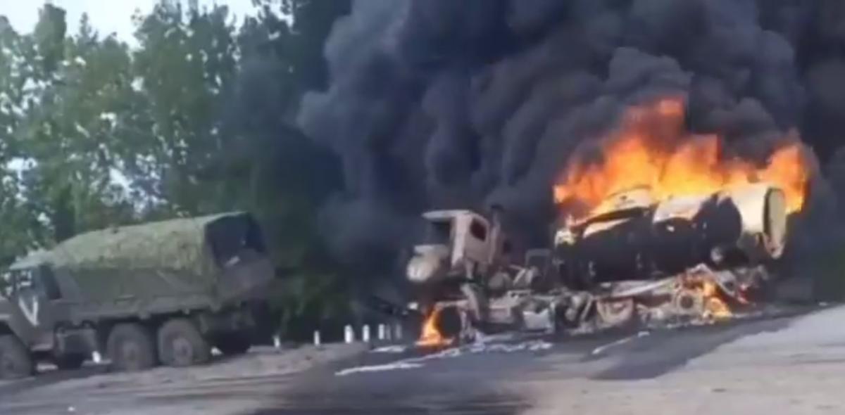 Под Каховкой смачно "прилетело" в колонну бригады оккупантов / скриншот Под Каховкой смачно "прилетело" в колонну бригады оккупантов / скриншот