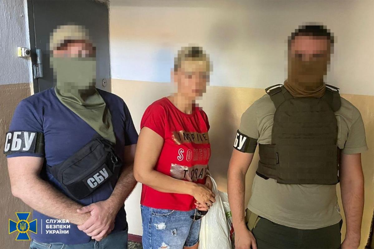 Зрадниця протягом останнього місяця вона передавала агресору геолокації Сил оборони / фото СБУ Зрадниця протягом останнього місяця вона передавала агресору геолокації Сил оборони / фото СБУ