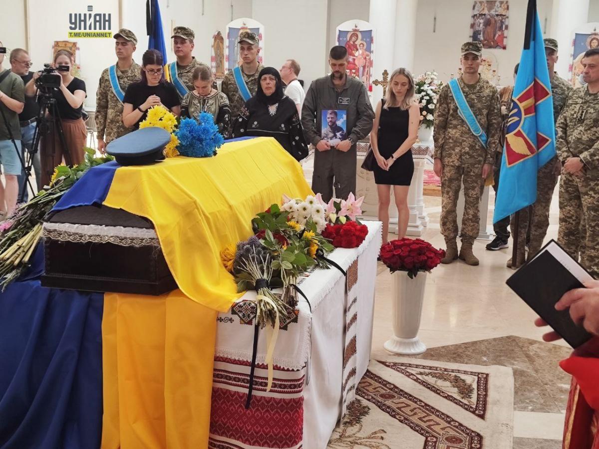 У Києві прощаються з українським пілотом з позивним "Джус" / фото УНІАН У Києві прощаються з українським пілотом з позивним "Джус" / фото УНІАН
