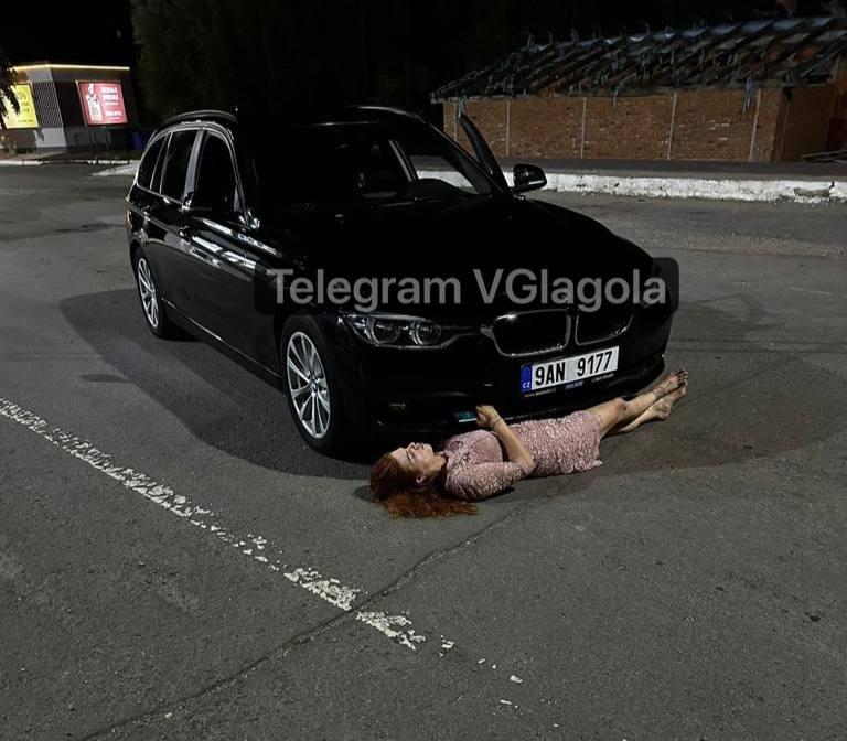 Жінка кидалась під колеса свого авто, а потім втекла на ньому / фото Telegram Віталія Глаголи Жінка кидалась під колеса свого авто, а потім втекла на ньому / фото Telegram Віталія Глаголи