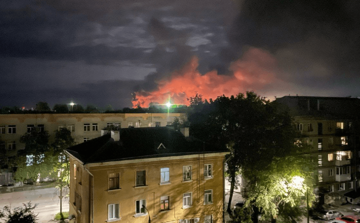 У ніч на 30 серпня було завдано удару по аеродрому в Пскові / фото з соцмереж У ніч на 30 серпня було завдано удару по аеродрому в Пскові / фото з соцмереж