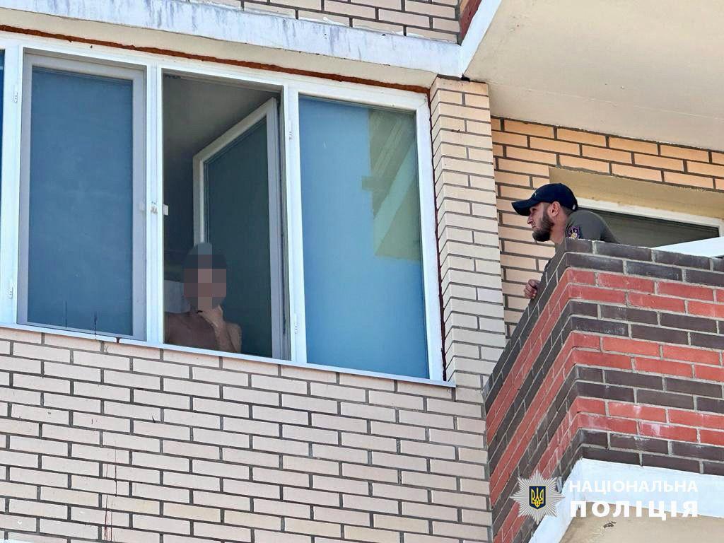 В Одесской области неадекват угрожал собственной семье / фото Нацполиция Одесской области В Одесской области неадекват угрожал собственной семье / фото Нацполиция Одесской области