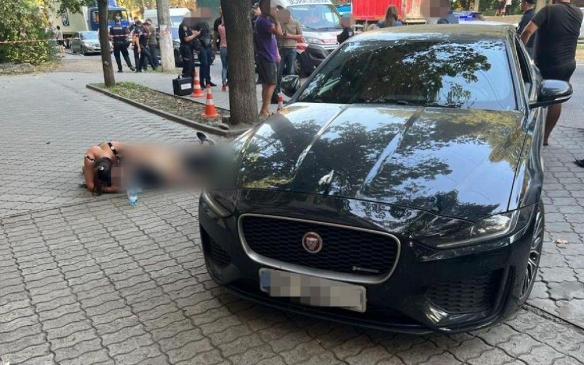 Журналісти стверджують, що поліцейський під час сутички зробив три постріли / фото ДБР Журналісти стверджують, що поліцейський під час сутички зробив три постріли / фото ДБР