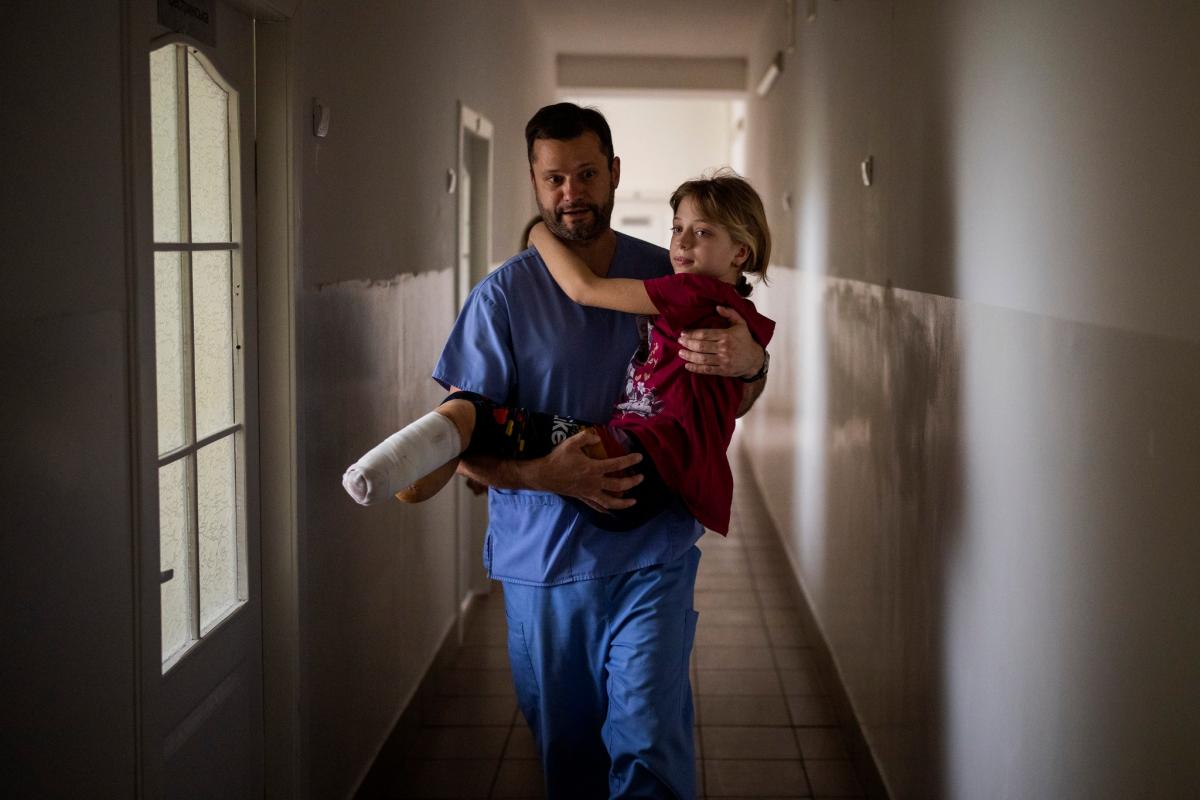 Фото, на якому львівський лікар, несе на руках постраждалу Яну, облетіло весь світ / фото AP/Emilio Morenatti
