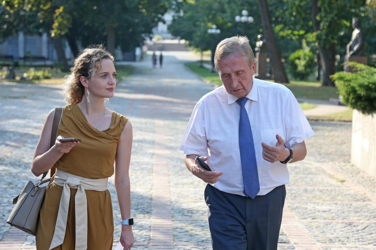 Ректор КПІ повів нас мальовничою Алеєю слави, на якій розташовуються пам’ятники найвидатнішим студентам закладу / фото УНІАН, Віктор Ковальчук Ректор КПІ повів нас мальовничою Алеєю слави, на якій розташовуються пам’ятники найвидатнішим студентам закладу / фото УНІАН, Віктор Ковальчук