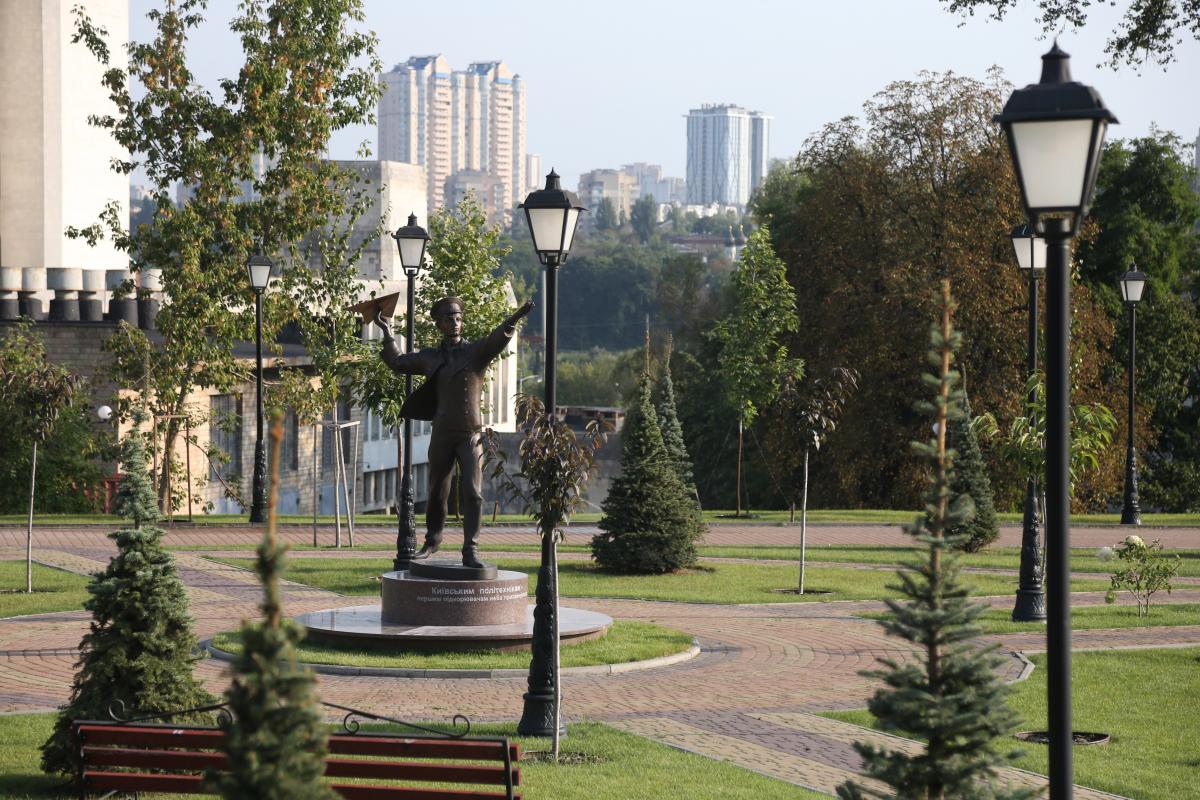 Саме на цьому майданчику перші авіатори збирали літаки / фото УНІАН, Віктор Ковальчук Саме на цьому майданчику перші авіатори збирали літаки / фото УНІАН, Віктор Ковальчук