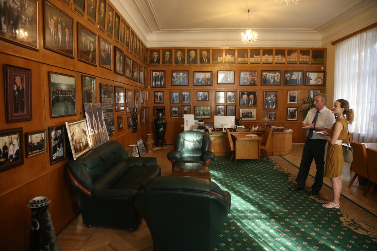 Стіни кабінету ректора завішані портретами та фотографіями видатних космонавтів та вчених з різних епох / фото УНІАН, Віктор Ковальчук Стіни кабінету ректора завішані портретами та фотографіями видатних космонавтів та вчених з різних епох / фото УНІАН, Віктор Ковальчук