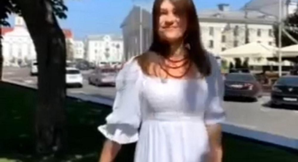 Сексуальная девушка в бикини позирует на фоне белой стены