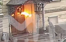 У Пітері чоловік закидав коктейлями Молотова військкомат і пішов "на таран" (відео)