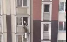 Кидали дітей та стрибали самі: в Алмати люди рятувалися з палаючого будинку (відео)