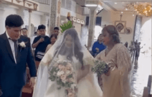 Смелая пара на Филиппинах обручилась в затопленной после тайфуна церкви: сеть шокирована поступком (видео)