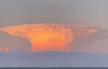 Характерный "гриб" в небе над РФ заставил россиян задуматься о цене ядерных угроз (видео)