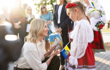 Олена Зеленська в модному образі викликала фурор серед дружин дипломатів (фото)