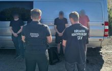 Мужчины хотели сбежать из Украины в тайнике микроавтобуса (видео)