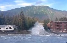 Будинок на Алясці впав у вируючу річку через танення льодовика: момент потрапив на відео