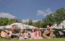Коля Сєрга разом з дітьми України щемливо подякував захисникам неба (відео)
