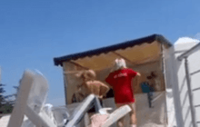 У Криму дівчат змусили співати про Путіна через танці під Сердючку (відео)