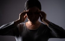 Невролог пояснила, чому жінки набагато частіше страждають мігренню, ніж чоловіки