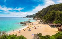 Між нудистами і людьми в купальниках на пляжах Каталонії спалахнула війна: в чому причина