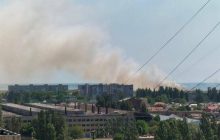 В Бердянске прогремели взрывы: бушует масштабный пожар (фото)