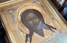 У Києво-Печерської Лаврі чоловік "атакував" ікону Спасителя: цінність розбилася (фото)