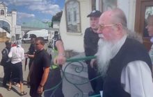 До Лаври - "зась": віряни УПЦ МП влаштували бійку, щоб прорватися до храму (відео)