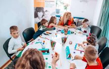 Понад 900 дітей ВПО долучаються до занять у дитячих центрах "Маленькі Великі" від HealthRight International (Право на здоров’я) в Україні