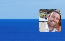 "Він скам'янів": серфер 37 годин дрейфував в морі біля берегів Індонезії