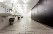 Чому двері громадських туалетів не торкаються підлоги: названо несподівані причини