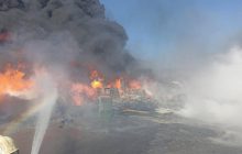 В порту Новороссийска бушует пожар: пылают паллеты с бочками топлива (фото, видео)