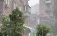 Частину Києва накрила негода, утворився "гейзер" (відео)
