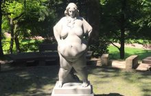 У Львові невідомі пошкодили скульптуру "Впевнена": облили мастилом та хотіли підпалити